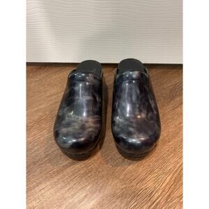 Smoky Black Marble Clogs – Comfy & Stylish Slip-Ons